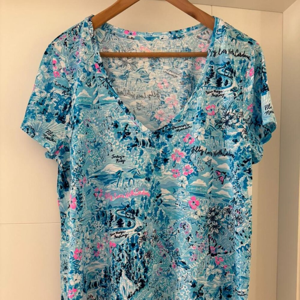 NEW LILLY PULITZER ETTA LILLY LOVES NORTH CARLOLINA TOP SIZES S / M / L / XL